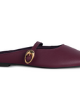 Vista lateral de balerina vino de piso tipo mule con punta semicuadrada y pulsera ajustable en el empeine 
