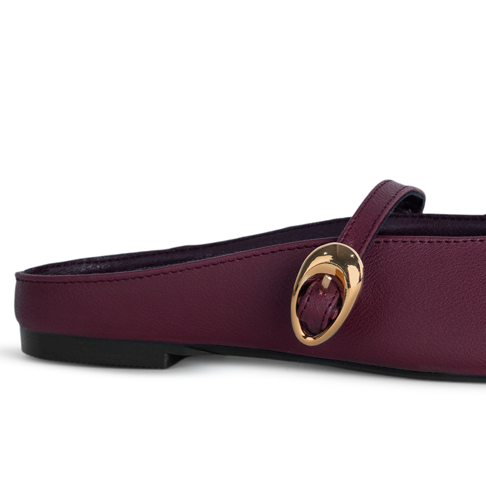 Vista trasera de la balerina vino tipo mule de piso con pulsera ajustable al empeine y punta semicuadrada para dama 