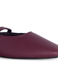 Detalle del material sintético en balerina vino tipo mule para dama con punta semicuadrada de piso y pulsera ajustable en el empeine 