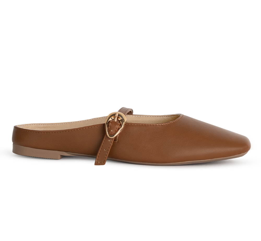 Vista lateral de balerina café de piso tipo mule con punta semicuadrada y pulsera ajustable en el empeine 