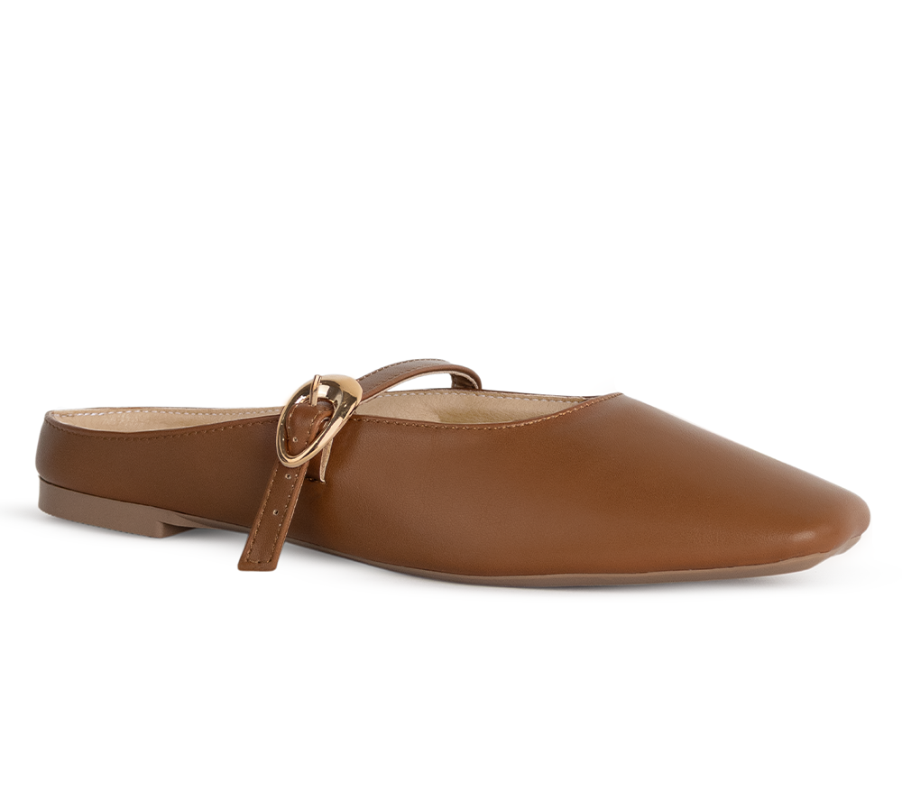 Vista diagonal de balerina café tipo mule con pulsera ajustable en el empeine de piso y punta semicuadrada para dama 