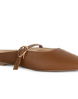 Vista diagonal de balerina café tipo mule con pulsera ajustable en el empeine de piso y punta semicuadrada para dama 
