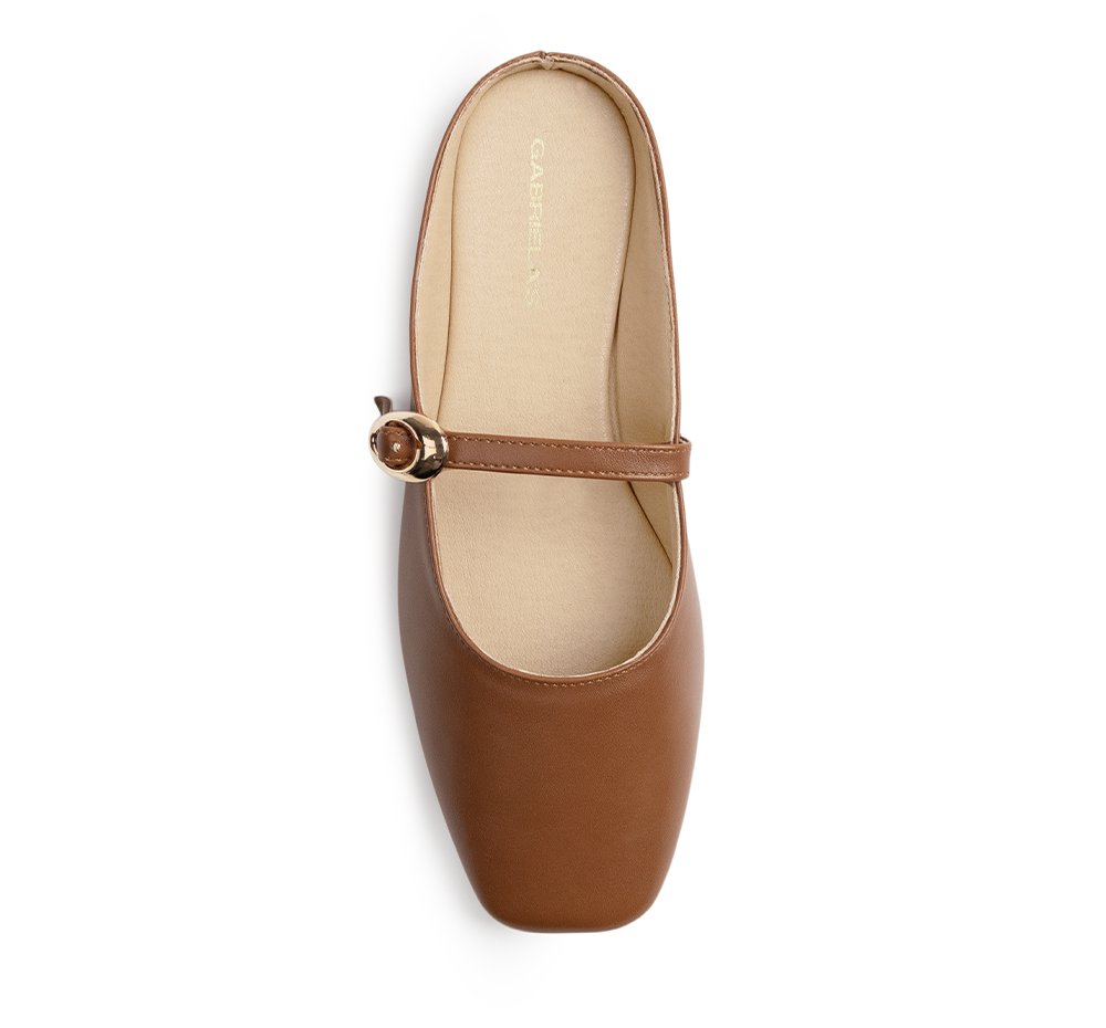 Vista superior de balerina café tipo mule para dama de piso con punta semicuadrada y pulsera ajustable al empeine