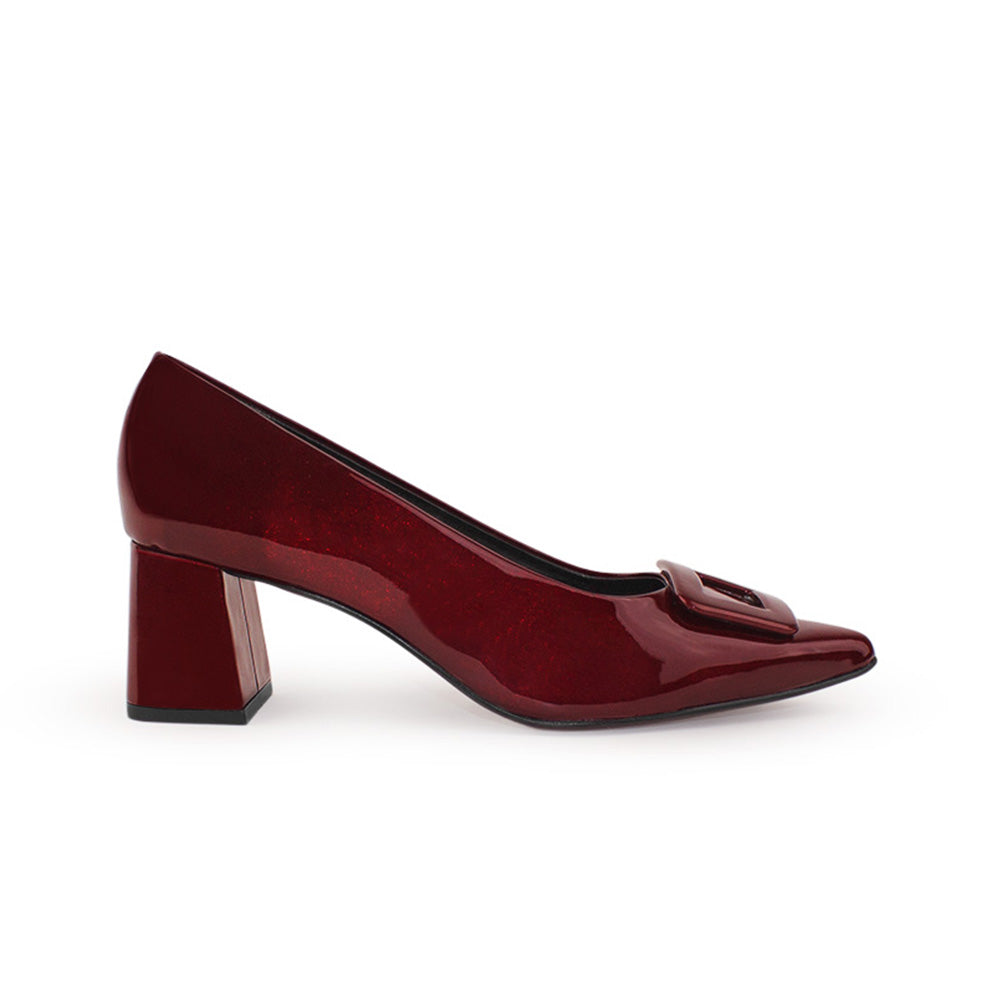 Vista lateral de zapatilla vino para mujer con punta fina y tacón bajo de 6cm