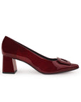 Vista lateral de zapatilla vino para mujer con punta fina y tacón bajo de 6cm