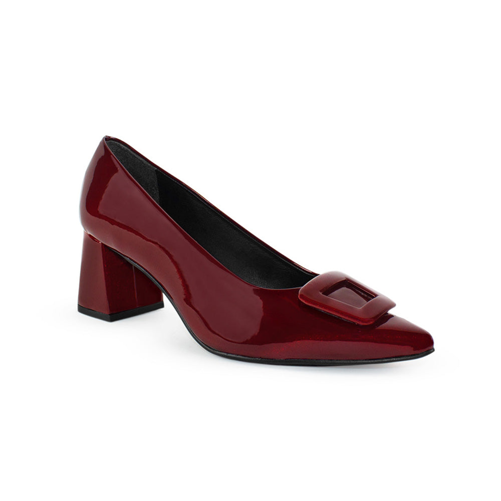 Vista diagonal de zapatilla vino con hebilla en punta fina con tacón bloque de 6cm