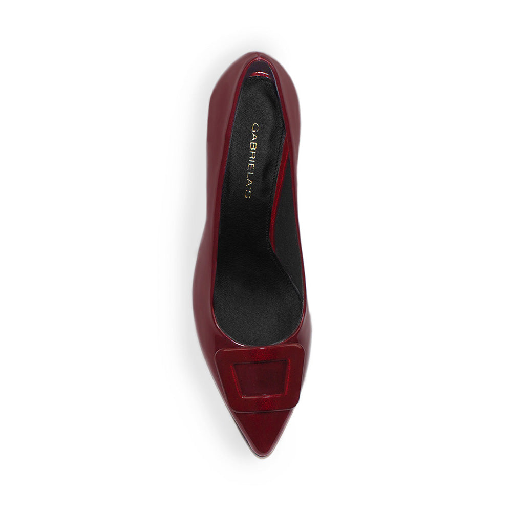 Vista superior de zapatilla vino para mujer con hebilla forrada en punta fina 