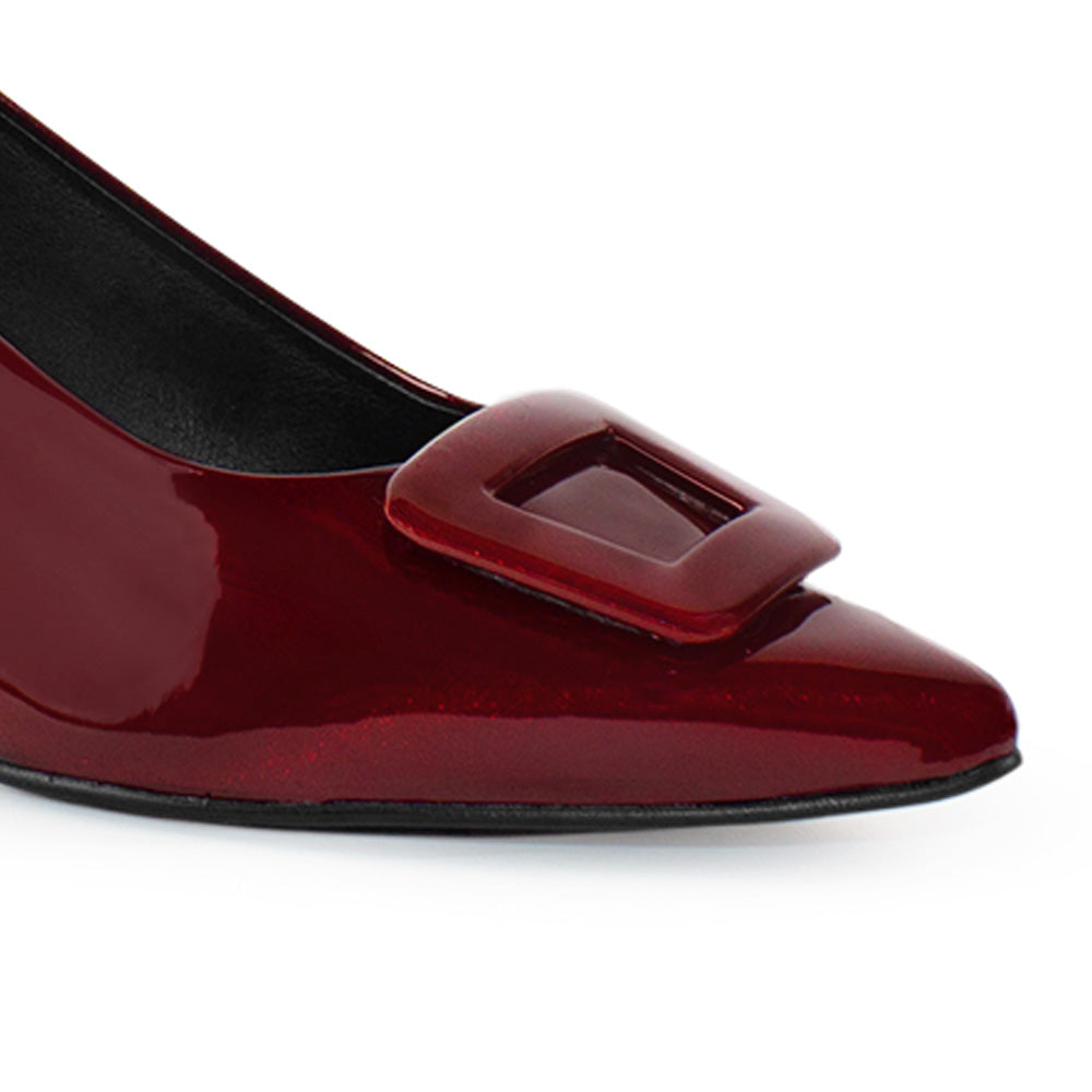 Vista a detalle de hebilla forrada en zapatilla vino para mujer con punta fina y tacón bajo de 6cm