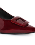 Vista a detalle de hebilla forrada en zapatilla vino para mujer con punta fina y tacón bajo de 6cm