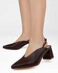 Zapatillas cafes para mujer con hebilla ajustable y tacón ancho de 7cm