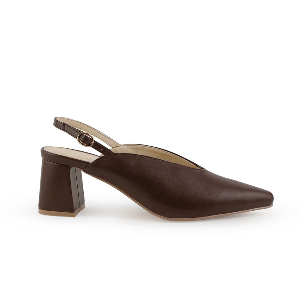 Vista lateral de zapatilla café para mujer con hebilla ajustable en pulsera abajo del tobillo y tacón de 7cm