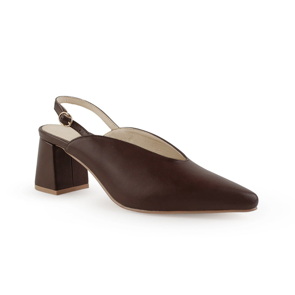 Vista diagonal de zapatilla café para mujer con pulsera y tacón ancho de 7cm
