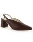 Vista diagonal de zapatilla café para mujer con pulsera y tacón ancho de 7cm