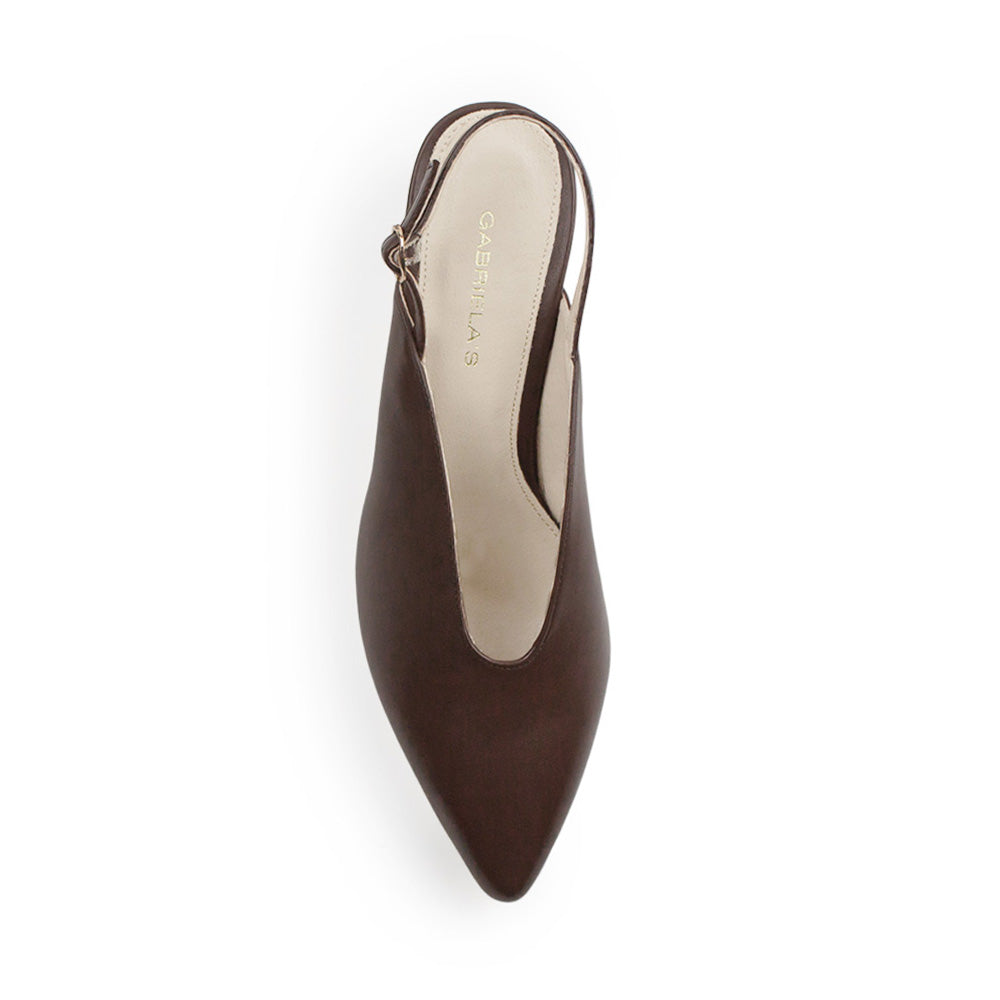 Vista superior de zapatilla para mujer con hebilla ajustable en pulsera abajo del tobillo en color cafe 