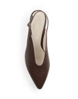 Vista superior de zapatilla para mujer con hebilla ajustable en pulsera abajo del tobillo en color cafe 