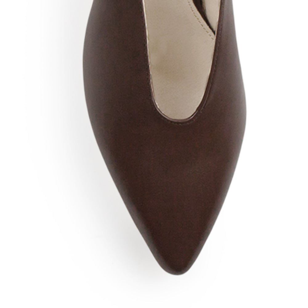 Vista a detalle de zapatilla para mujer en color café tipo stiletto