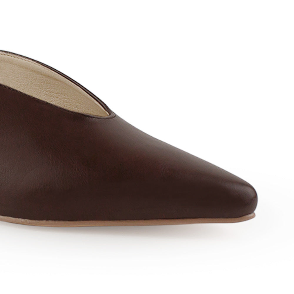 Vista de material cabra sintético en zapatilla café para mujer tipo stiletto