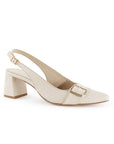 Vista diagonal de zapatilla beige con punta fina pulsera ajustable y tacón medio 7cm para dama 