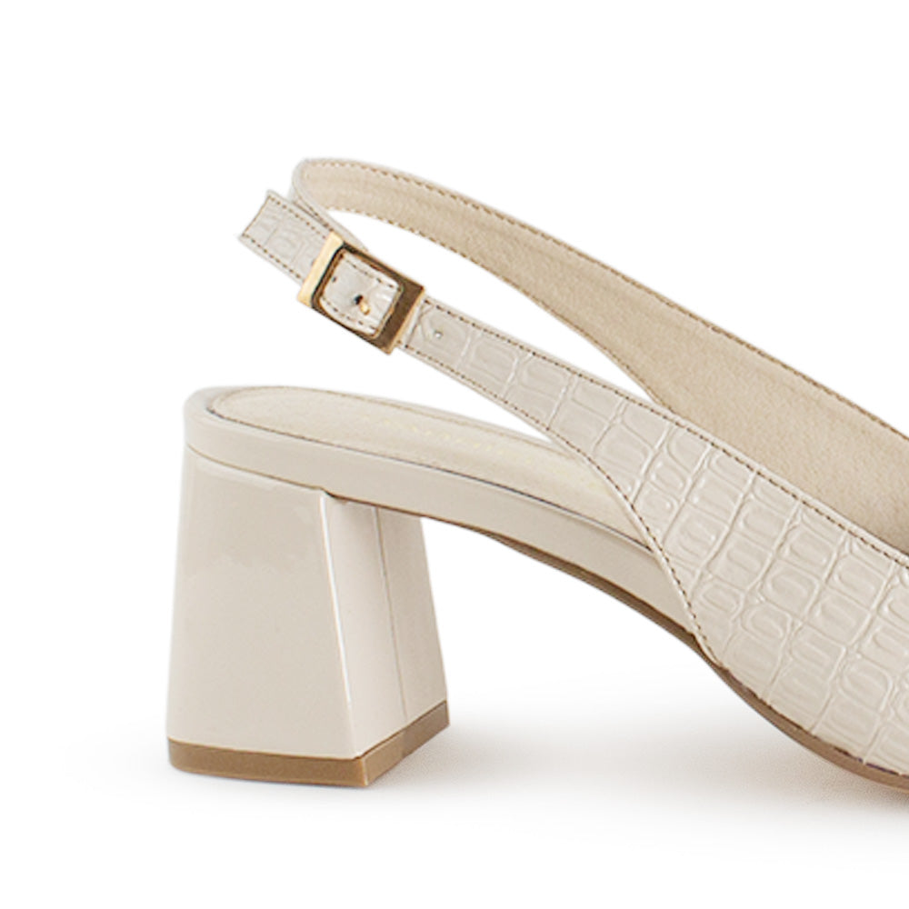 Vista trasera del tacón medio 7cm en la zapatilla beige para dama con punta fina y pulsera ajustable 