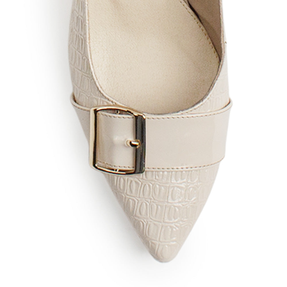 Vista del detalle en punta fina de la zapatilla beige para dama con tacón medio 7cm 