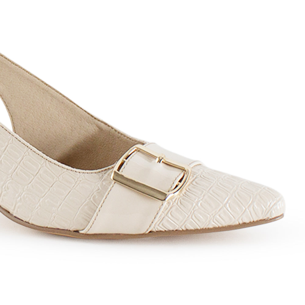 Detalle del material sintético en la zapatilla beige de punta fina con tacón medio 7cm y pulsera ajustable 