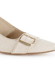 Detalle del material sintético en la zapatilla beige de punta fina con tacón medio 7cm y pulsera ajustable 