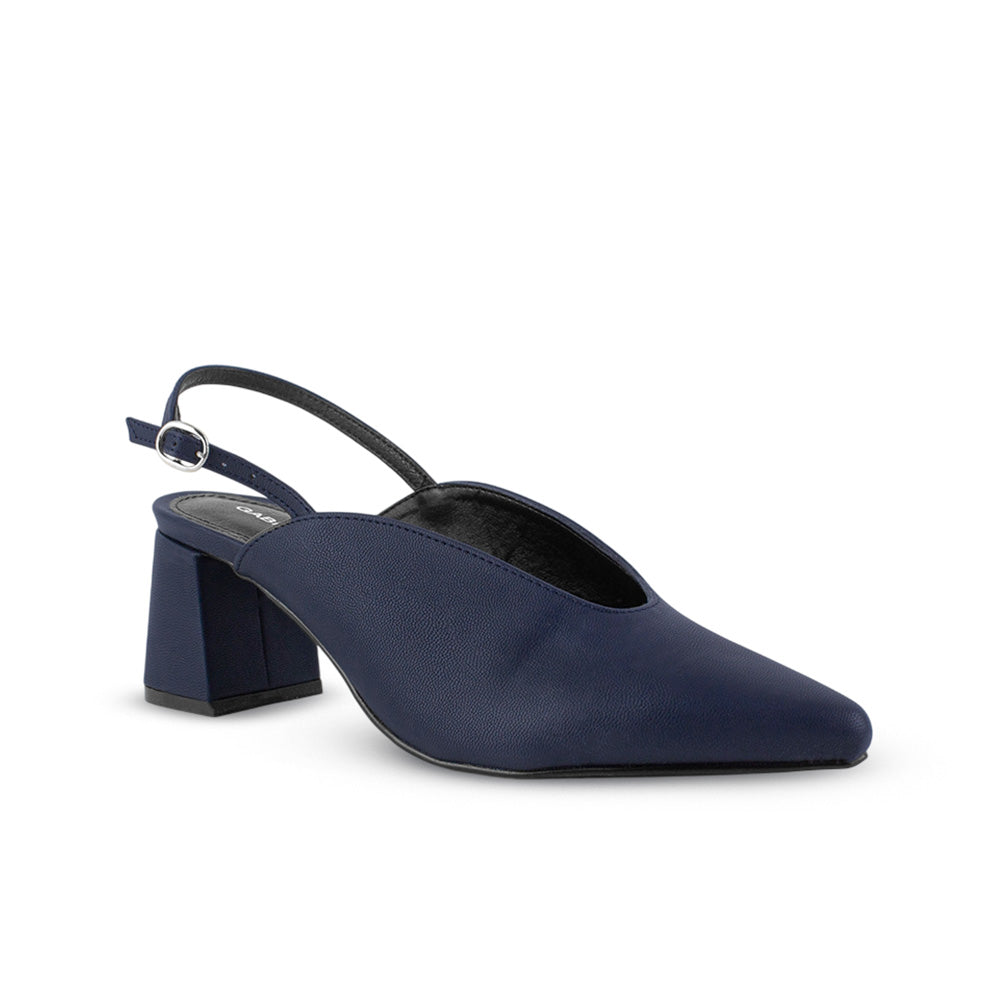Vista diagonal de zapatilla azul marino para mujer con pulsera y tacón ancho de 7cm