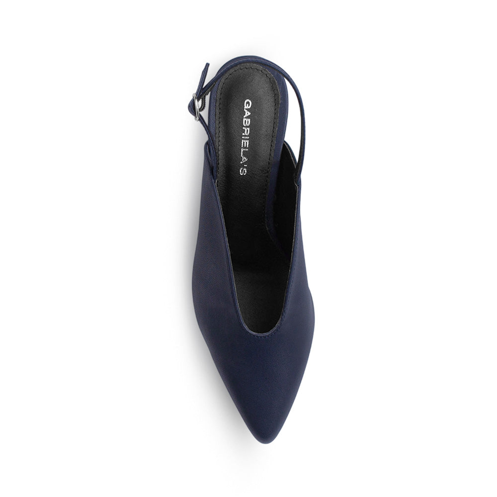 Vista superior de zapatilla para mujer con hebilla ajustable en pulsera abajo del tobillo en color azul marino