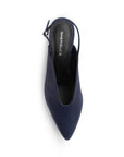 Vista superior de zapatilla para mujer con hebilla ajustable en pulsera abajo del tobillo en color azul marino