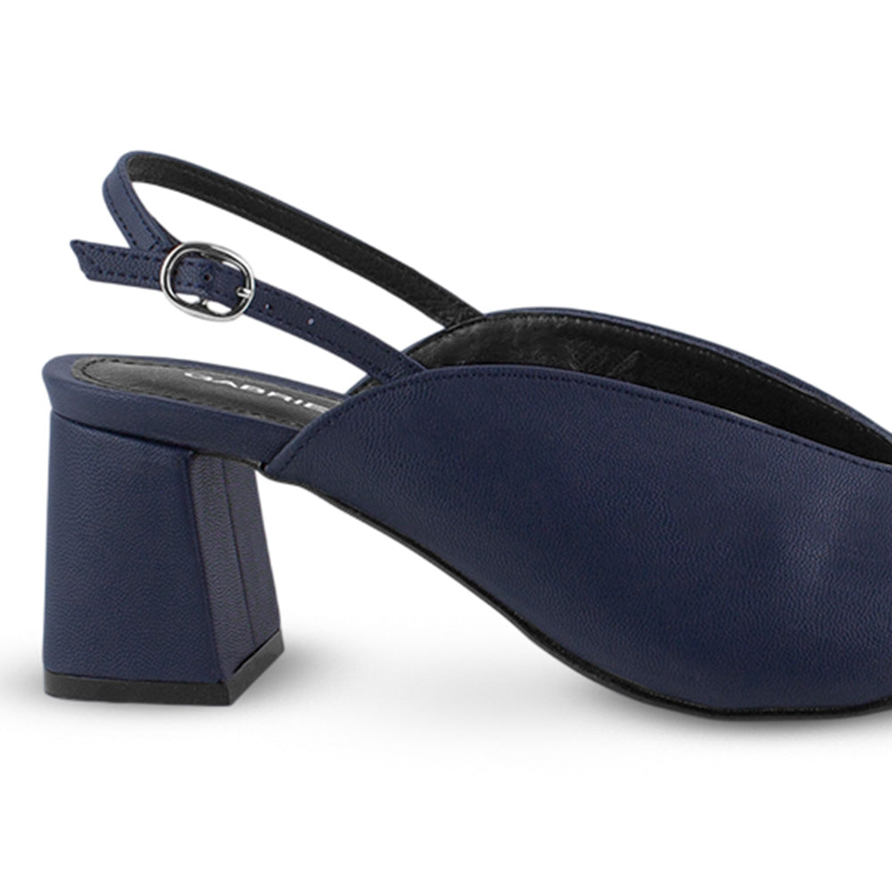 Vista trasera de tacón ancho de 7cm en zapatilla azul marino para mujer con pulsera abajo del tobillo