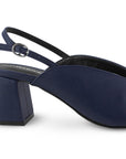 Vista trasera de tacón ancho de 7cm en zapatilla azul marino para mujer con pulsera abajo del tobillo