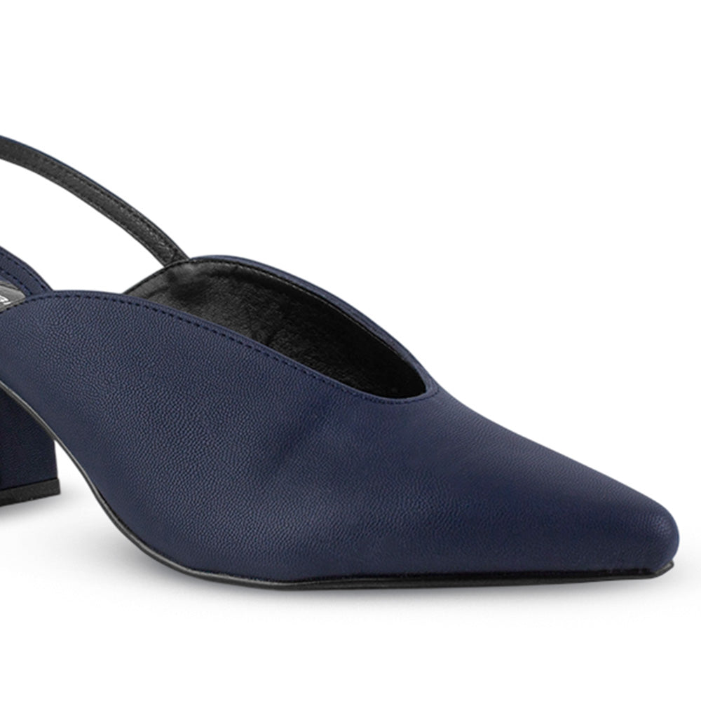 Vista a detalle de zapatilla para mujer en color azul marino tipo stiletto