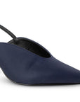 Vista a detalle de zapatilla para mujer en color azul marino tipo stiletto