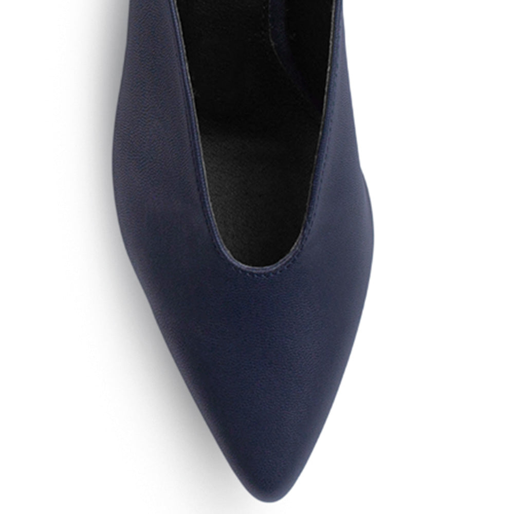 Vista de material cabra sintético en zapatilla azul marino para mujer tipo stiletto