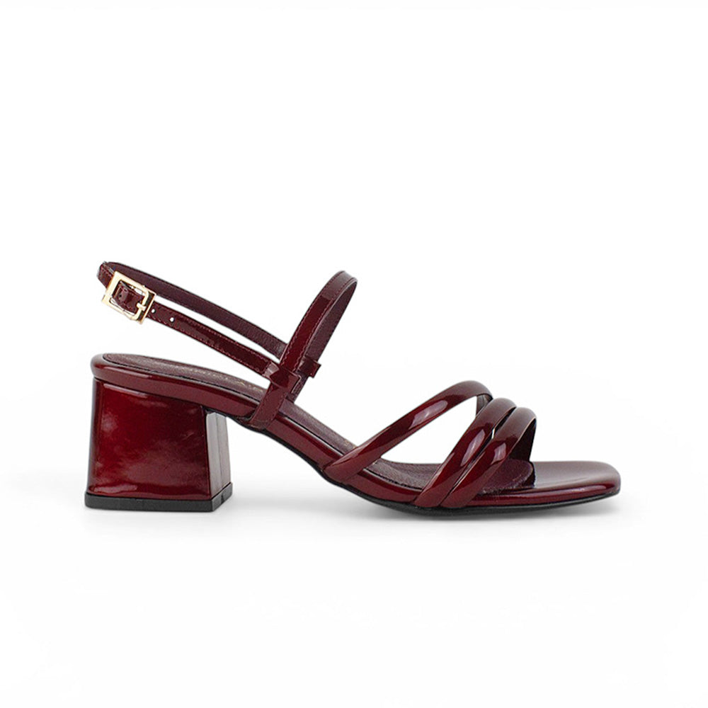 Vista lateral de zapatilla vino para mujer de diseño descubierto con tacón bajo de 6cm y tiras delgadas cruzadas