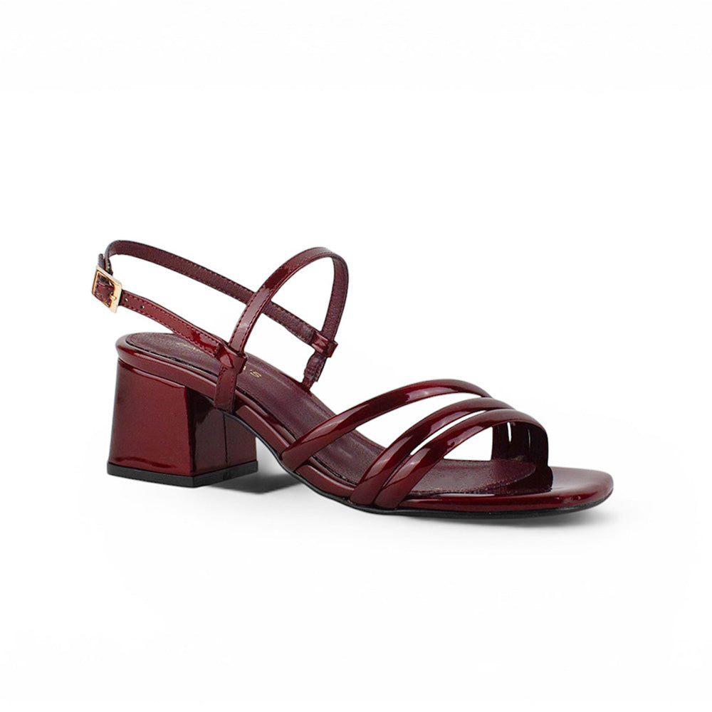 Vista diagonal de zapatilla descubierta vino para mujer con tiras delgadas y tacón bloque bajo de 6cm