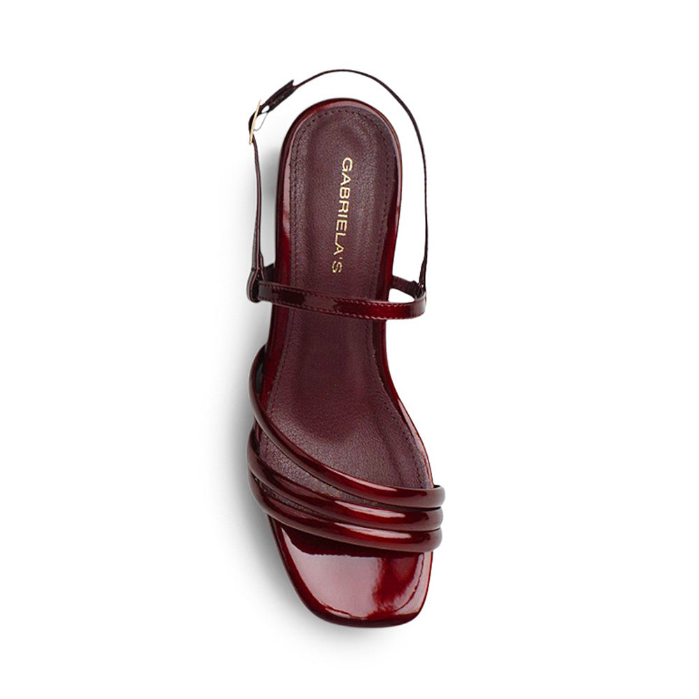 Vista superior de zapatilla vino descubierta para mujer con tiras delgadas cruzadas y punta cuadrada