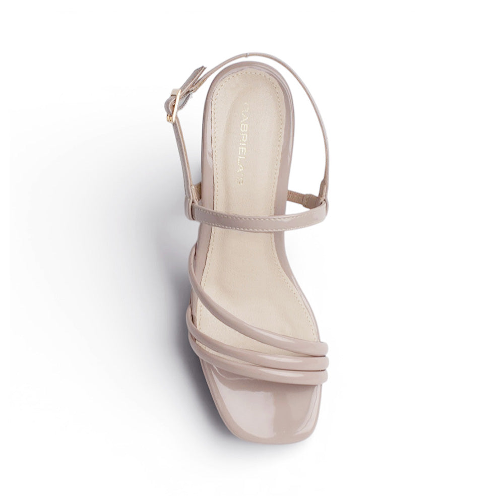 Vista superior de zapatilla nude descubierta para mujer con tiras delgadas cruzadas y punta cuadrada