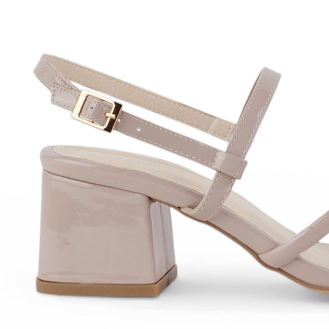Vista trasera de tacón bloque bajo de 6cm en zapatilla nude para mujer de diseño descubierto con pulsera ajustable tiras delgadas y punta cuadrada