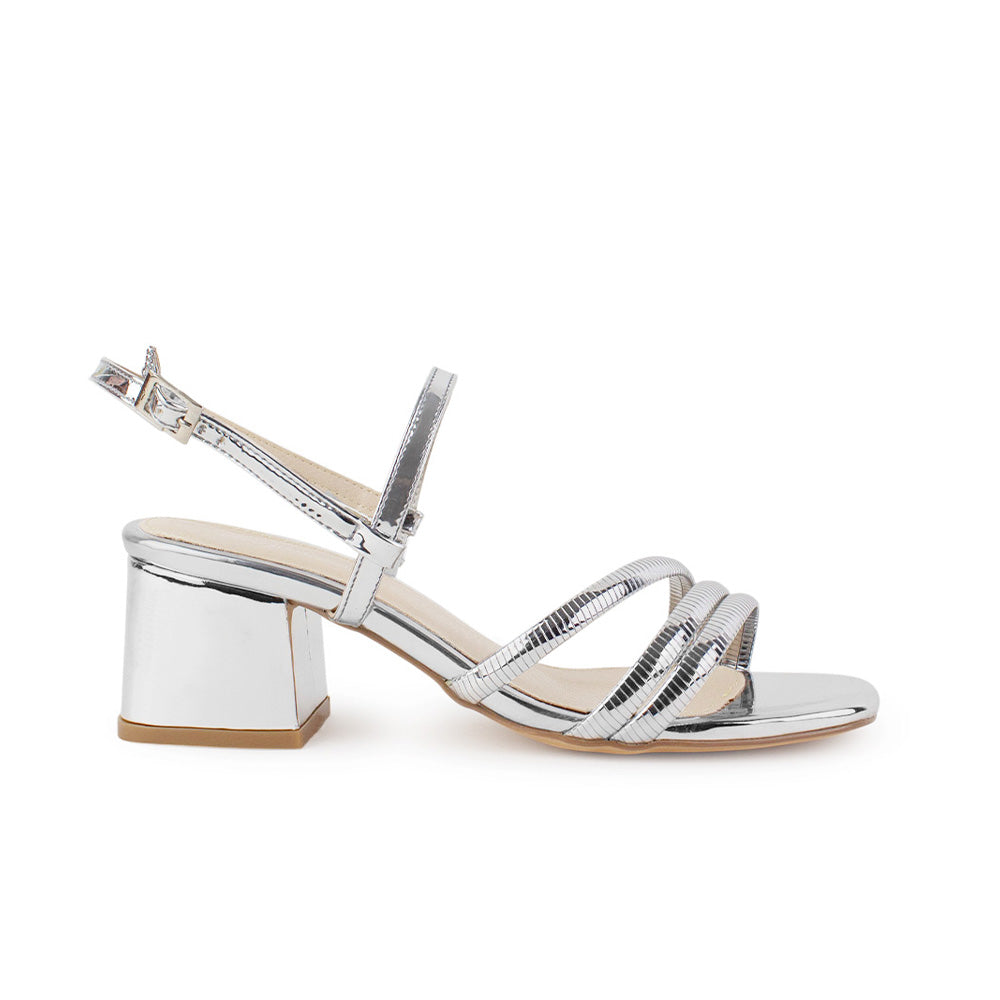 Vista lateral de zapatilla plateada para mujer de diseño descubierto con tacón bajo de 6cm y tiras delgadas cruzadas