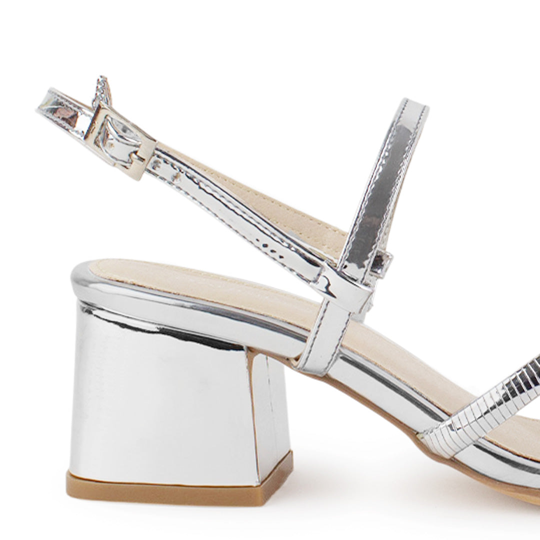 Vista trasera de tacón bloque bajo de 6cm en zapatilla plateadas para mujer de diseño descubierto con pulsera ajustable tiras delgadas y punta cuadrada