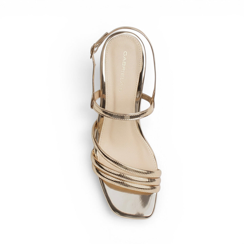 Vista superior de zapatilla dorada descubierta para mujer con tiras delgadas cruzadas y punta cuadrada