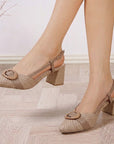 Zapatillas cafés con pulsera ajustable al talón, herraje decorativo y tacón bajo 7cm para dama