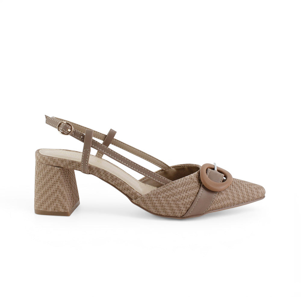 Vista lateral en la zapatilla café con punta fina para dama y tacón medio 7cm de pulsera ajustable 