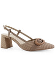 Vista diagonal de la zapatilla café con herraje decorativo, punta fina, pulsera ajustable y tacón medio 7cm para dama 