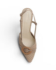 Vista superior de zapatilla café para dama con punta fina, herraje decorativo, pulsera ajustable y tacón medio 7cm 