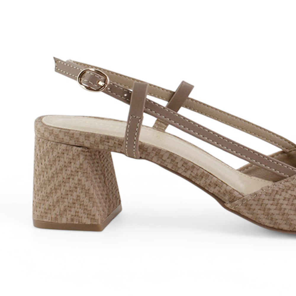 Vista trasera del tacón medio 7cm e la zapatilla café para dama con pulsera ajustable 