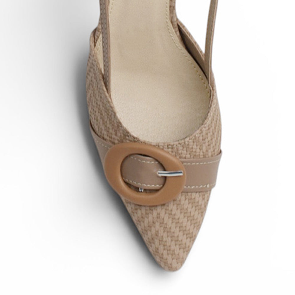 Vista del detalle en punta fina con herraje decorativo de la zapatilla café y tacón medio 7cm para dama 