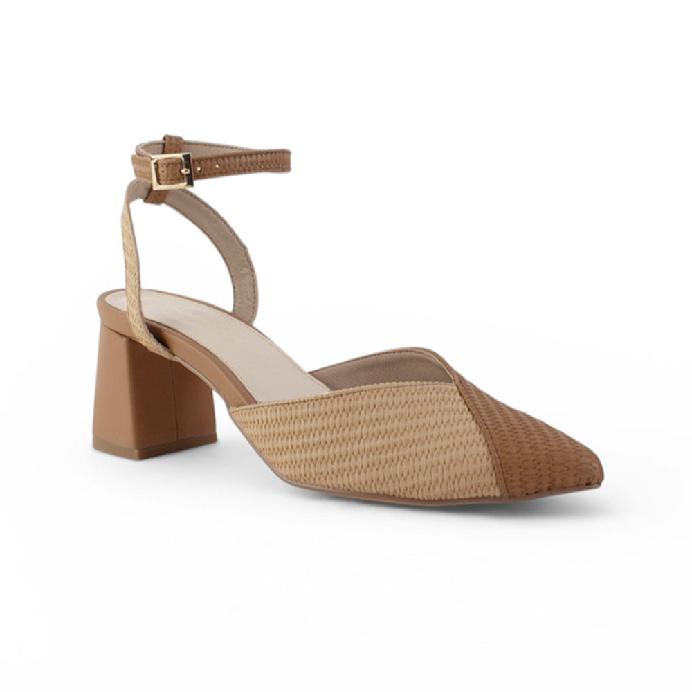 Vista diagonal de zapatilla café destalonada para mujer con pulsera ajustable al tobillo y tacón ancho de 10cm