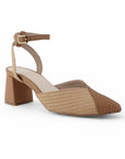 Vista diagonal de zapatilla café destalonada para mujer con pulsera ajustable al tobillo y tacón ancho de 10cm